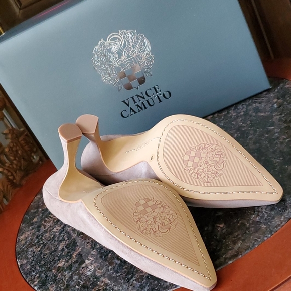 Vince Camuto Taupe Suede Pumps NWT 6 - Picture 5 of 12